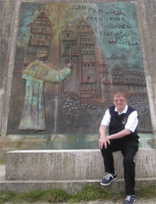 Con at monument to Pope John in Santiago
